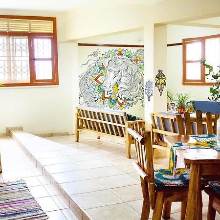 The Five Horsemen Hostel คัมพาลา ภายนอก รูปภาพ