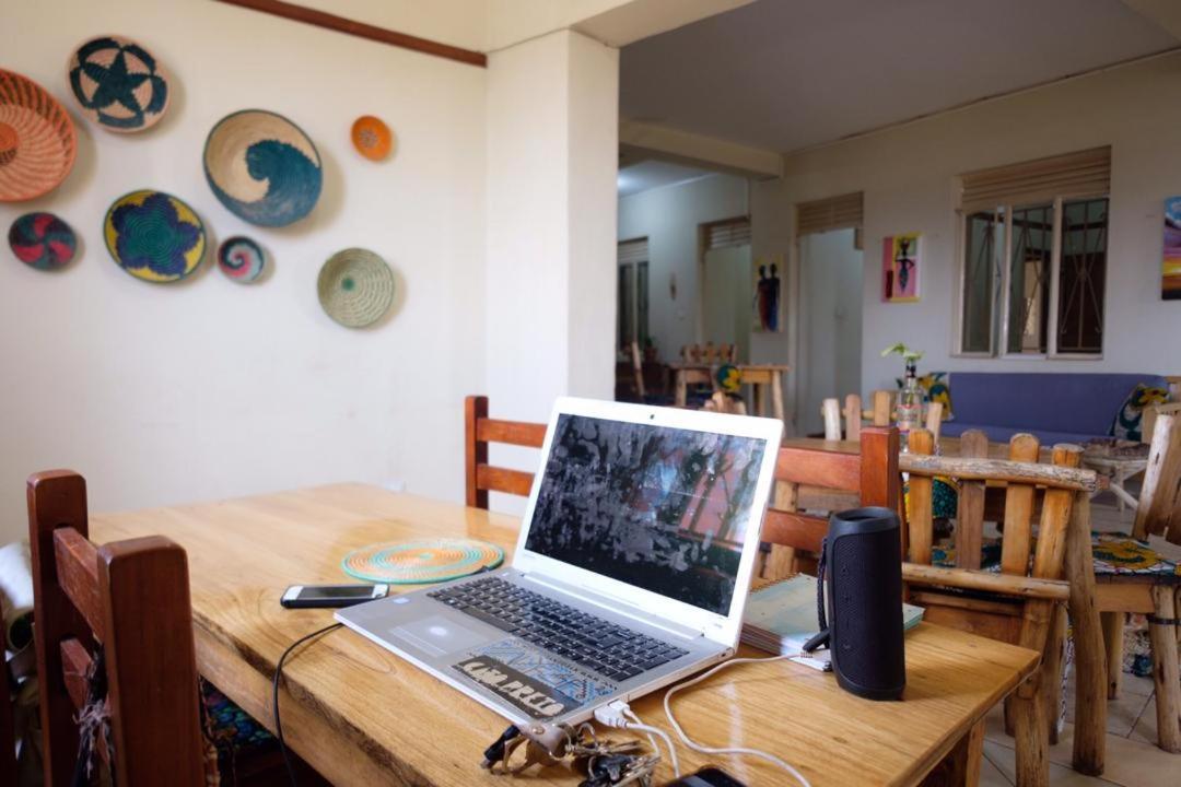 The Five Horsemen Hostel คัมพาลา ภายนอก รูปภาพ