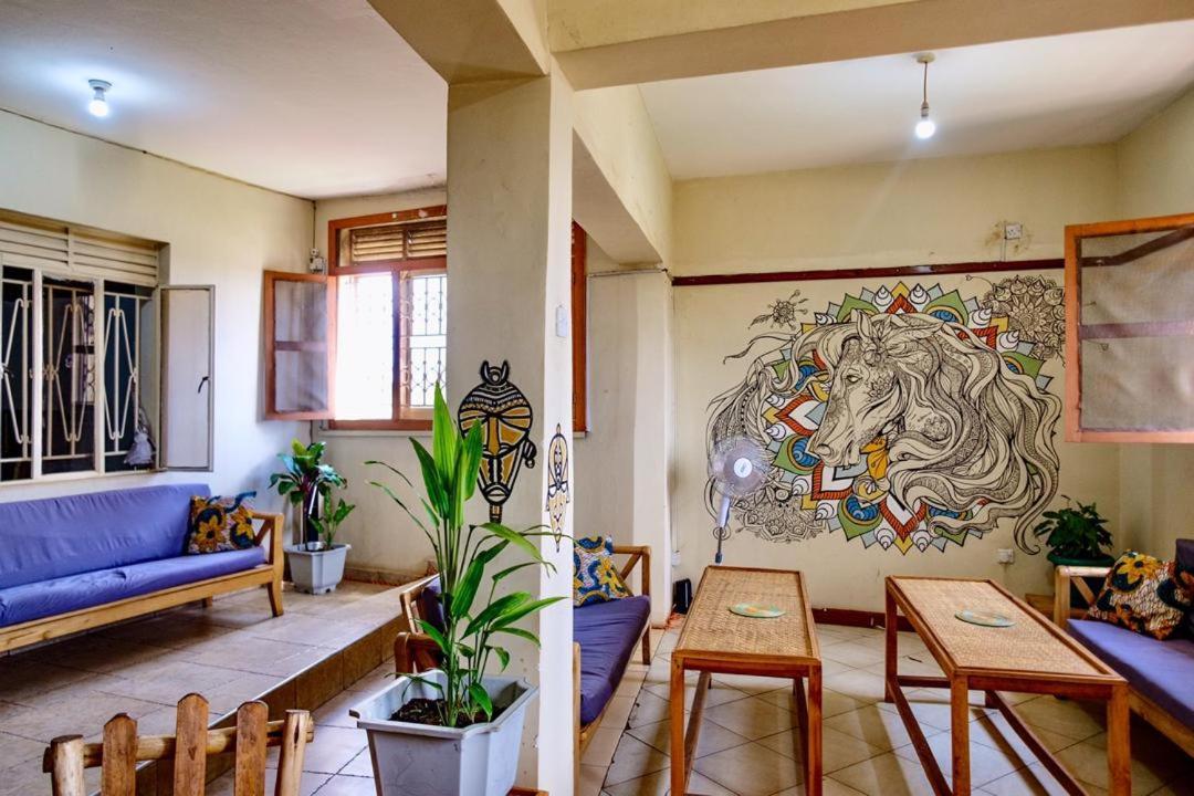 The Five Horsemen Hostel คัมพาลา ภายนอก รูปภาพ