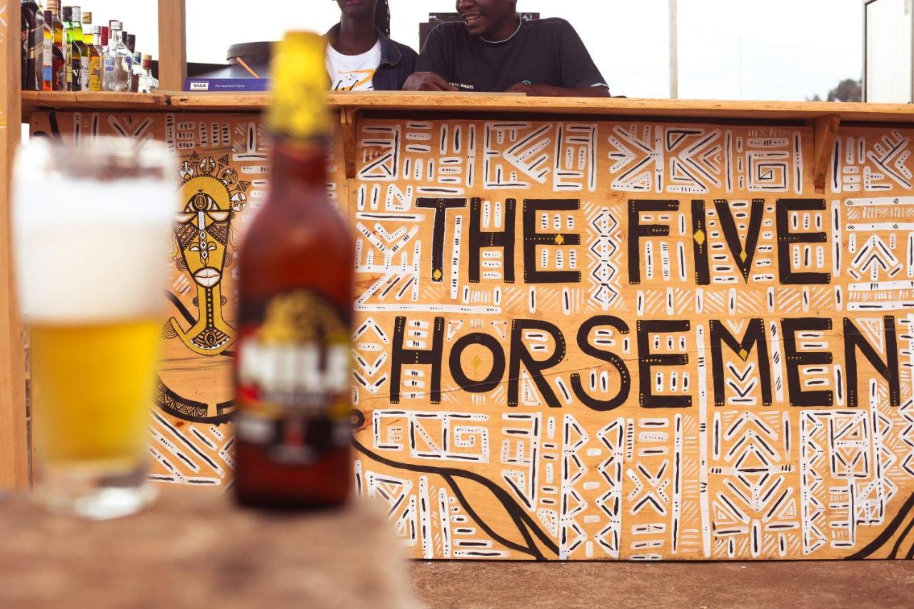 The Five Horsemen Hostel คัมพาลา ภายนอก รูปภาพ
