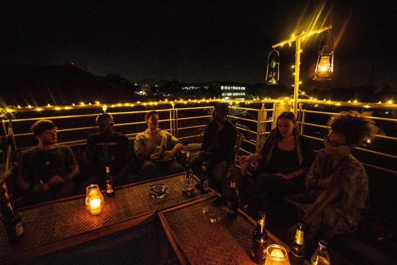 The Five Horsemen Hostel คัมพาลา ภายนอก รูปภาพ