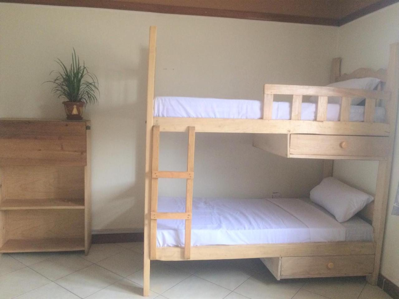 The Five Horsemen Hostel คัมพาลา ภายนอก รูปภาพ