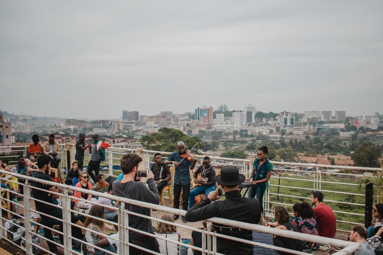 The Five Horsemen Hostel คัมพาลา ภายนอก รูปภาพ