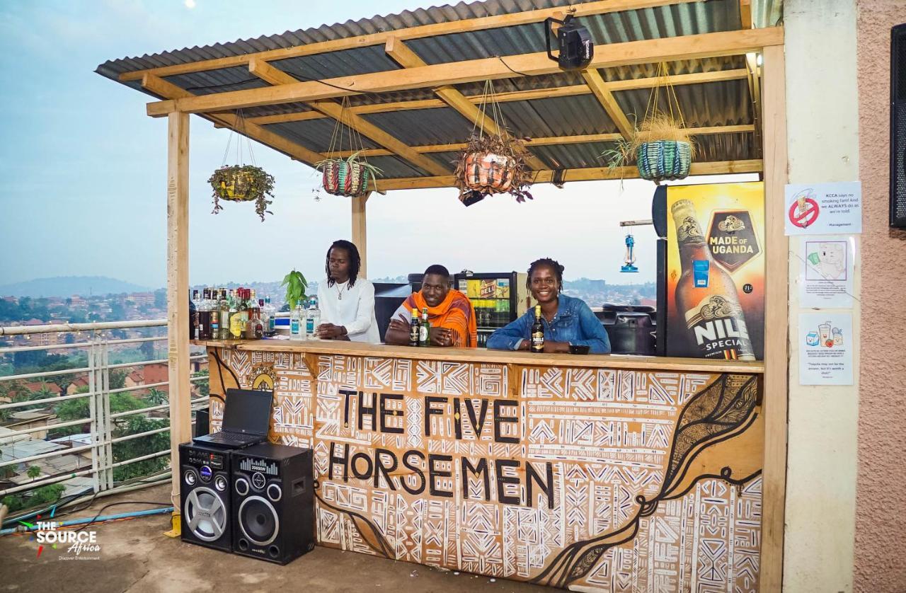 The Five Horsemen Hostel คัมพาลา ภายนอก รูปภาพ