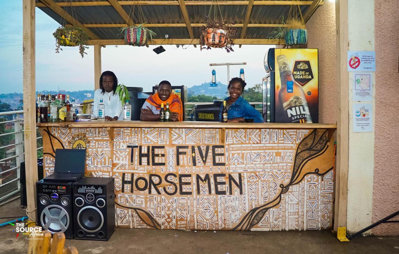 The Five Horsemen Hostel คัมพาลา ภายนอก รูปภาพ